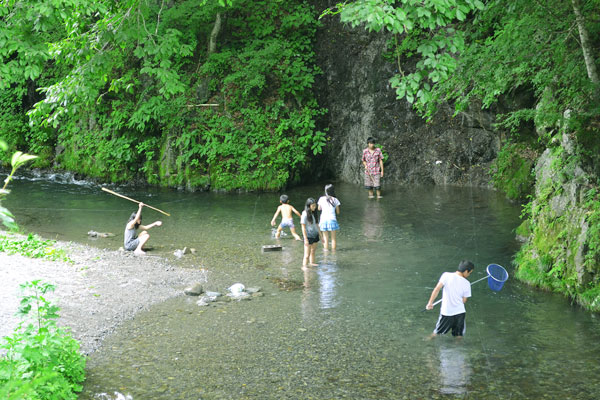 ほうれん坊の森キャンプ場 小菅村 東部森林公園 奥多摩の先 多摩源流域の小菅村に所在する ほうれん坊の森キャンプ場 は キャビン バンガロー テントで宿泊できるファミリーキャンプ場です ハイキング 釣りや川遊び q バーベキュー などのアウトドア